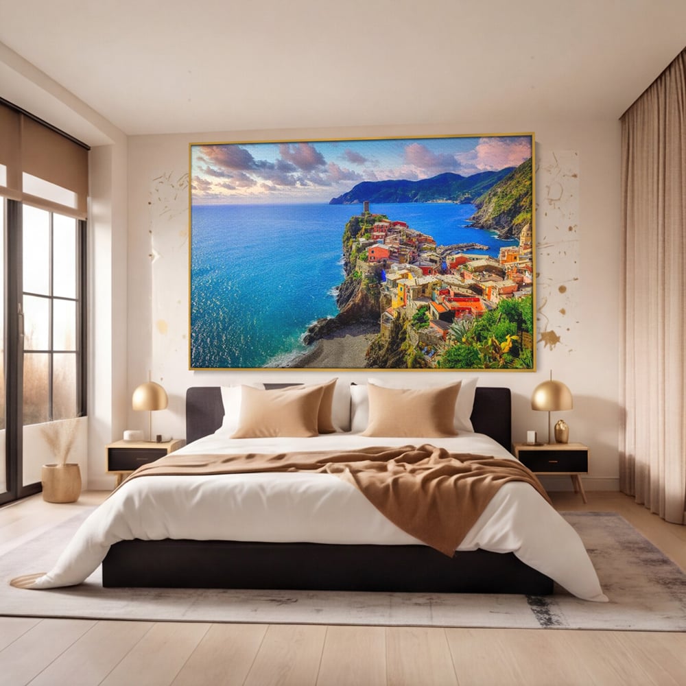 Tablou canvas cu peisaj costier italian cu sat colorat pe stanca, in rama de aluminiu auriu, pe perete intr-un dormitor